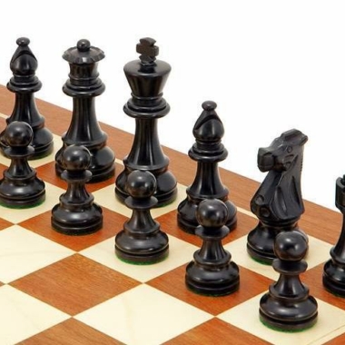 Ensemble "French Knight Black" Echiquier en Bois d'Acajou et d'Erable, Jeu d'Echecs en Bois de Buis & Coffret de Rangement en Bois de Bouleau