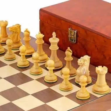 Set "Highgrove" Schachbrett aus Ahorn- und Walnussholz, Schachspiel aus ebonisiertem Buchsbaumholz & Aufbewahrungskoffer aus Wurzelfurnier