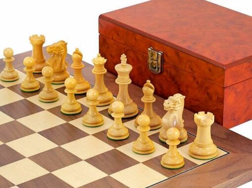 Set "Highgrove" Schachbrett aus Ahorn- und Walnussholz, Schachspiel aus ebonisiertem Buchsbaumholz & Aufbewahrungskoffer aus Wurzelfurnier