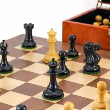 Set "Highgrove" Schachbrett aus Ahorn- und Walnussholz, Schachspiel aus ebonisiertem Buchsbaumholz & Aufbewahrungskoffer aus Wurzelfurnier