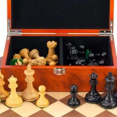 Set "Highgrove" Schachbrett aus Ahorn- und Walnussholz, Schachspiel aus ebonisiertem Buchsbaumholz & Aufbewahrungskoffer aus Wurzelfurnier