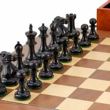 Set "Highgrove" Schachbrett aus Ahorn- und Walnussholz, Schachspiel aus ebonisiertem Buchsbaumholz & Aufbewahrungskoffer aus Wurzelfurnier