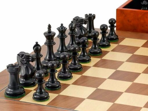 Set "Highgrove" Schachbrett aus Ahorn- und Walnussholz, Schachspiel aus ebonisiertem Buchsbaumholz & Aufbewahrungskoffer aus Wurzelfurnier