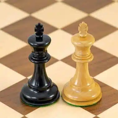 Set "Highgrove" Schachbrett aus Ahorn- und Walnussholz, Schachspiel aus ebonisiertem Buchsbaumholz & Aufbewahrungskoffer aus Wurzelfurnier