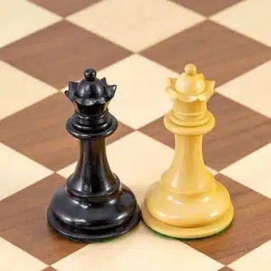 Set "Highgrove" Schachbrett aus Ahorn- und Walnussholz, Schachspiel aus ebonisiertem Buchsbaumholz & Aufbewahrungskoffer aus Wurzelfurnier