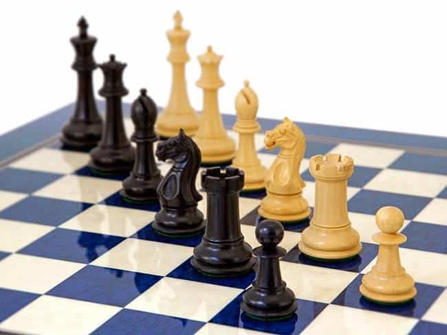 Oxford Schwarz und Blau Schachbrett aus blauem Ahornholz und Schachspiel aus Buchsbaumholz – Bild 5