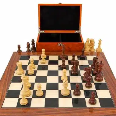 Supreme"-Set: Schachbrett aus Rosenholz, Schachspiel aus Rosen- und Buchsbaumholz & Aufbewahrungsbox aus Wurzelfurnier