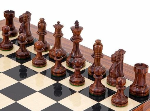 Supreme"-Set: Schachbrett aus Rosenholz, Schachspiel aus Rosen- und Buchsbaumholz & Aufbewahrungsbox aus Wurzelfurnier