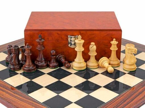 Supreme"-Set: Schachbrett aus Rosenholz, Schachspiel aus Rosen- und Buchsbaumholz & Aufbewahrungsbox aus Wurzelfurnier