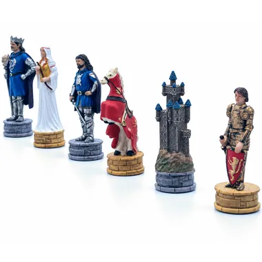 Detailansicht Camelot-Figuren: Dame, Ritter, Pferd und Turm-Burg auf dem Brett