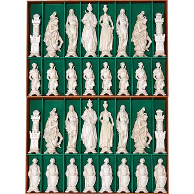 Geschnitzte Renaissance-Schachfiguren aufgereiht in grüner Box