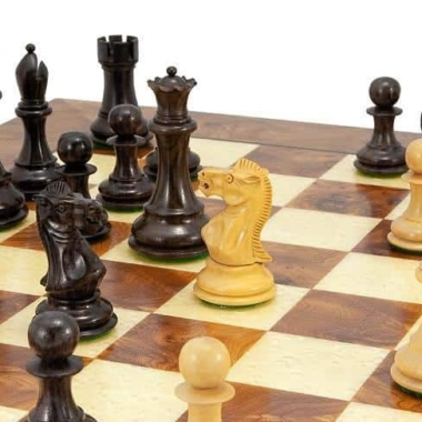 Alternative view of Sizilianisches Set II Schachbrett aus Wurzelholz und lackierter Ulme & Schachspiel aus Rosenholz