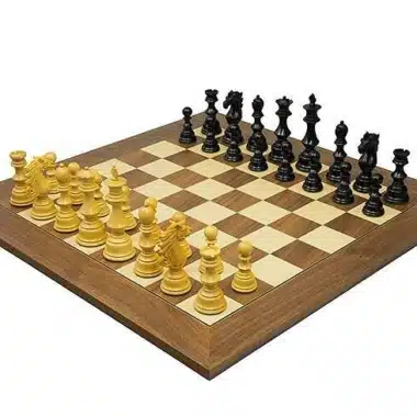 Komplettes Schachset Sun Tzu: Schachbrett aus Walnuss und Ahorn mit Figuren aus Elfenbein und Ebenholz