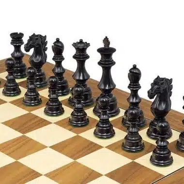 Schachfiguren aus Ebenholz Sun Tzu in Nahaufnahme auf dem Walnuss-Schachbrett