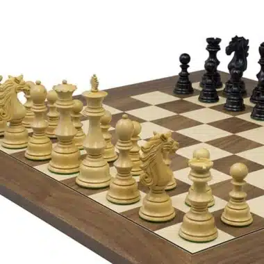 Sun Tzu Set im Winkel, Elfenbein- und Ebenholzfiguren gegenüberstehend