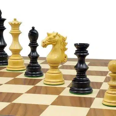 Nahaufnahme eines fein geschnitzten Elfenbein-Springers des Sun Tzu Sets