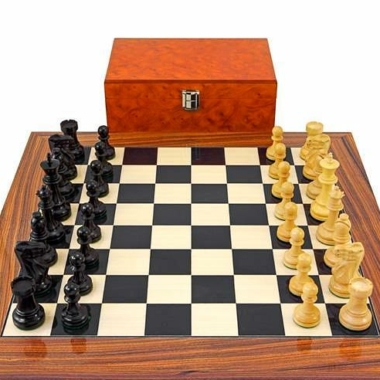 Ensemble "Supreme" Echiquier en Bois d'Erable et de Rose Doré, Jeu d'Echecs en Bois d'Ebene et Buis & Coffret de Rangement en Placage de Racines