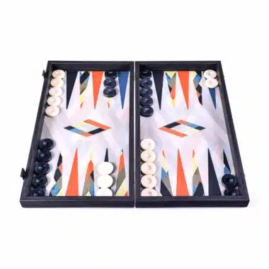 Backgammon Mehrfarbig Abstrakt geöffnet mit platzierten schwarzen und weißen Steinen