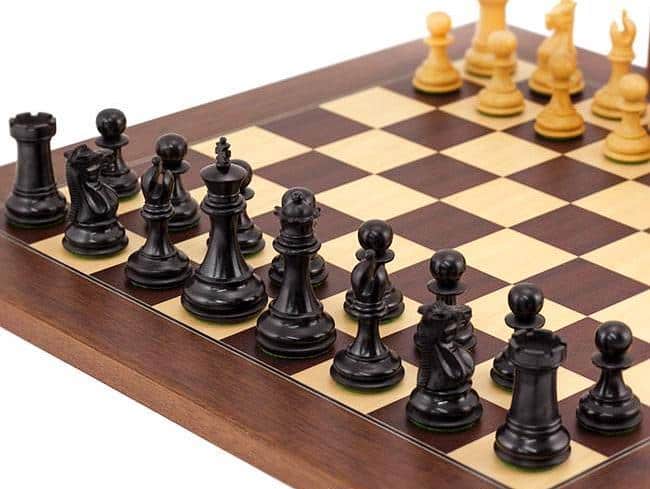 Windsor Schachset aus Palisanderwurzel und Ahornfurnier, Schachspiel aus Ebenholz und Buchsbaum mit Furnierkasten – Bild 2