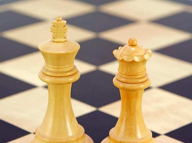 Windsor Schachset aus Palisanderwurzel und Ahornfurnier, Schachspiel aus Ebenholz und Buchsbaum mit Furnierkasten – Bild 7