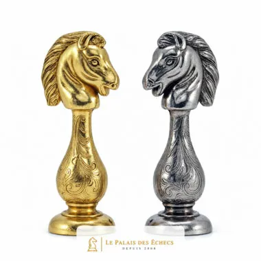 Detailansicht der beiden Springer in Pferdekopfform, gold und silber