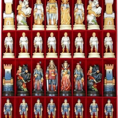 Jeu d'Echecs "Bergame Bouclier Côté Peint à l'Huile" en Bois des Alpes Massif Sculpté Traditionnellement