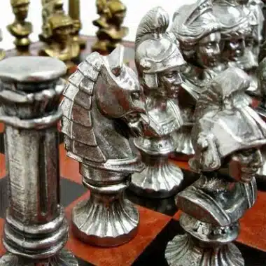 Springer und silberne Büsten im Detail gegenüber den goldenen gegnerischen Figuren