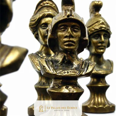 Schachfiguren aus goldfarbenem Metall, detaillierte römische Büsten, Nahaufnahme