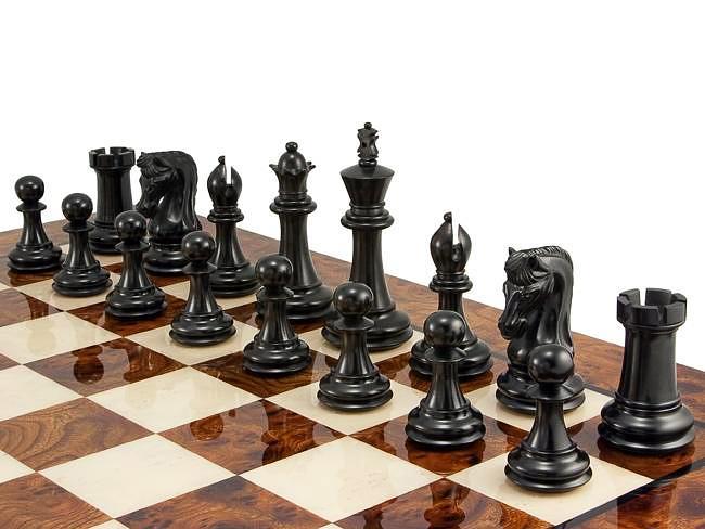 Canterbury Set Schachbrett aus lackiertem Nussbaum & Schachspiel aus Ebenholz – Bild 2