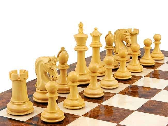 Canterbury Set Schachbrett aus lackiertem Nussbaum & Schachspiel aus Ebenholz – Bild 3