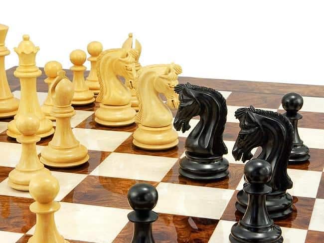 Canterbury Set Schachbrett aus lackiertem Nussbaum & Schachspiel aus Ebenholz – Bild 4