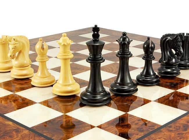 Canterbury Set Schachbrett aus lackiertem Nussbaum & Schachspiel aus Ebenholz – Bild 5