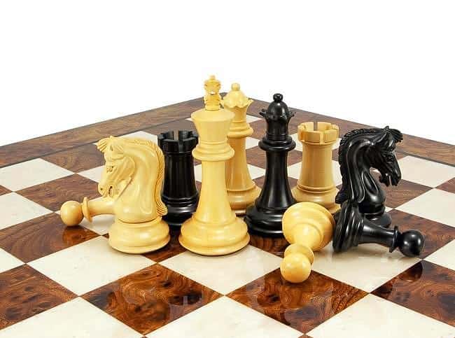 Canterbury Set Schachbrett aus lackiertem Nussbaum & Schachspiel aus Ebenholz – Bild 6