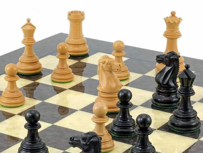 Set Cheltenham Schachbrett aus Wurzelholz und Ulme lackiert & Schachspiel aus Ebenholz – Bild 4