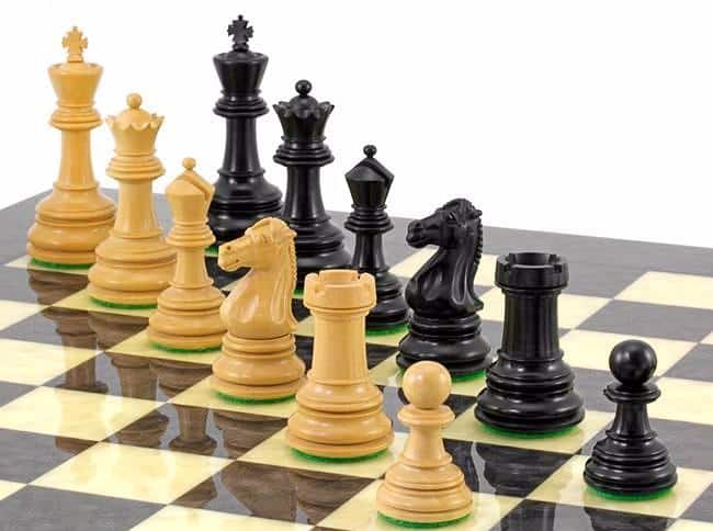 Set Cheltenham Schachbrett aus Wurzelholz und Ulme lackiert & Schachspiel aus Ebenholz – Bild 3