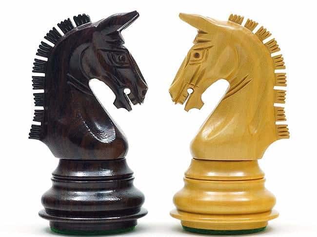 Schachspiel Ritter aus Rosenholz und Buchsbaum – Bild 7