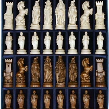 Jeu d'Echecs "Bergame Chevalier Bruni et Poli à la Cire" en Bois des Alpes Massif Sculpté Traditionnellement