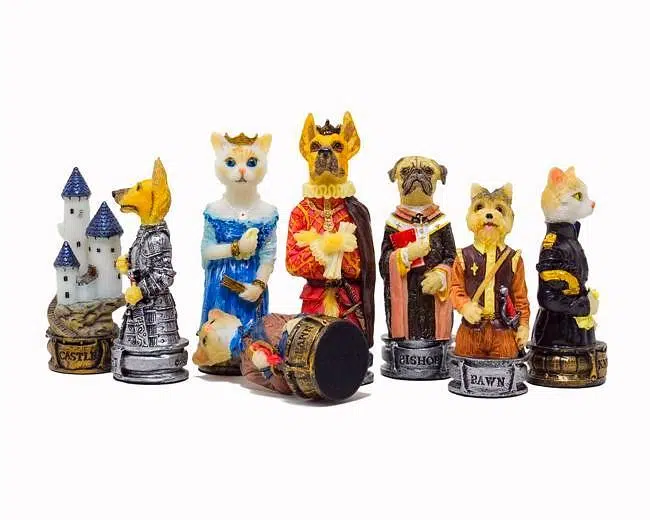 Schachspiel aus Kunstharz "Hunde vs. Katzen".