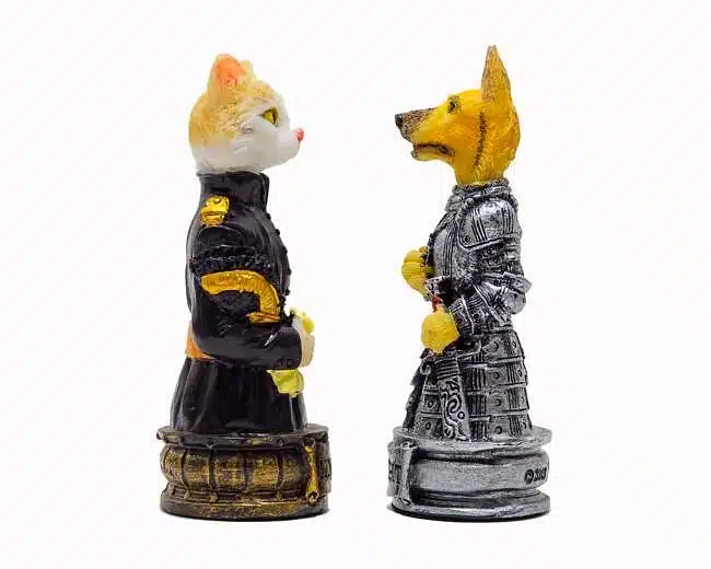 Schachspiel aus Kunstharz "Hunde vs. Katzen".