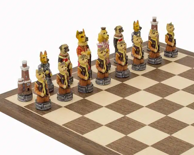 Schachspiel aus Kunstharz "Hunde vs. Katzen".