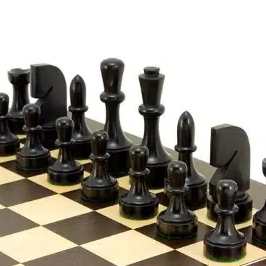 Zeitgenössisches" Schachbrett aus Ahorn- und Wengeholz & Schachspiel aus ebonisiertem Buchsbaumholz