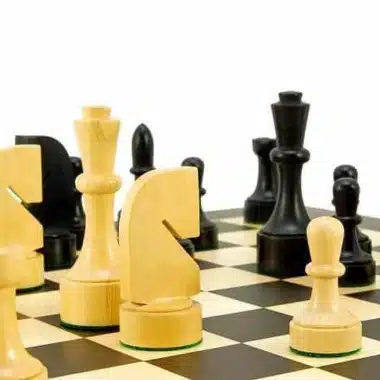 Zeitgenössisches" Schachbrett aus Ahorn- und Wengeholz & Schachspiel aus ebonisiertem Buchsbaumholz