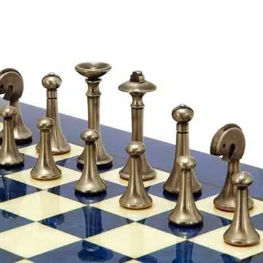 Blaues zeitgenössisches Set aus Ahornholzschachbrett und Schachspiel aus massivem Messing – Bild 4