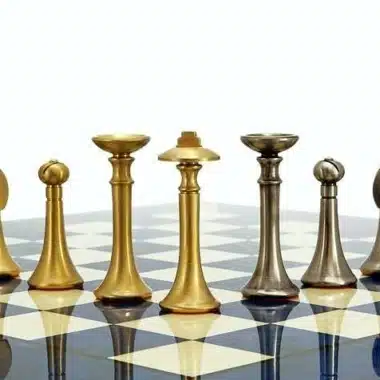 Blaues zeitgenössisches Set aus Ahornholzschachbrett und Schachspiel aus massivem Messing – Bild 6