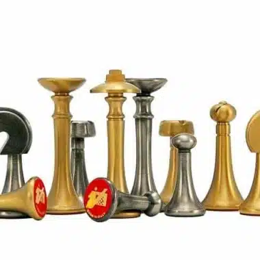 Blaues zeitgenössisches Set aus Ahornholzschachbrett und Schachspiel aus massivem Messing – Bild 12