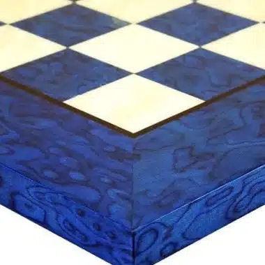 Blaues zeitgenössisches Set aus Ahornholzschachbrett und Schachspiel aus massivem Messing – Bild 15