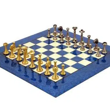 Blaues zeitgenössisches Set aus Ahornholzschachbrett und Schachspiel aus massivem Messing
