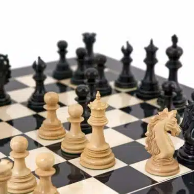 Set "Constantine" Schachbrett aus lackiertem Ahornholz und Schachspiel aus massivem Ebenholz
