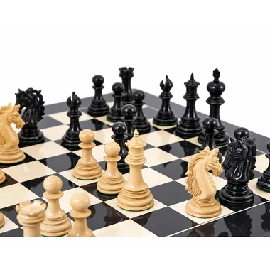 Set "Constantine" Schachbrett aus lackiertem Ahornholz und Schachspiel aus massivem Ebenholz