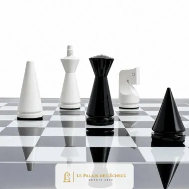 Konische Designfiguren in Schwarz und Weiß auf dem lackierten Schachbrett